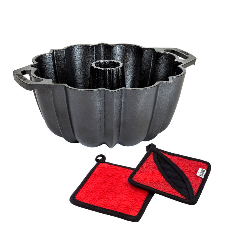 Lodge Heritage Cast Iron Fluted Cake Pan with Red Potholders