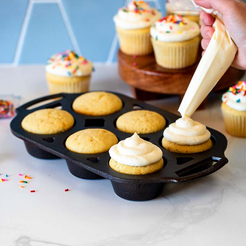 Lodge Heritage Seasoned Cast Iron Muffin Pan - Image 3