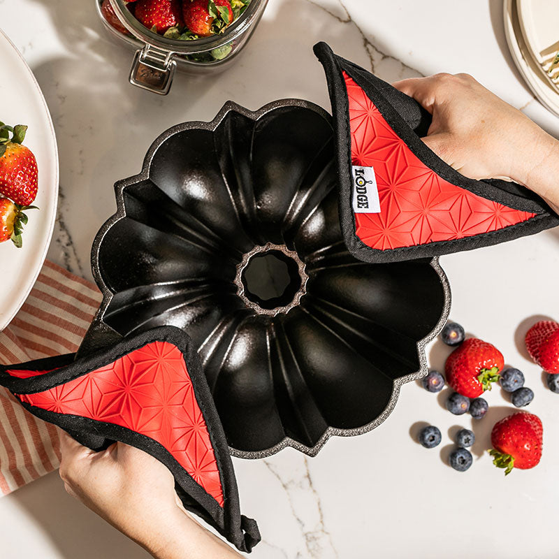 Lodge Heritage Cast Iron Fluted Cake Pan with Red Potholders - Image 2