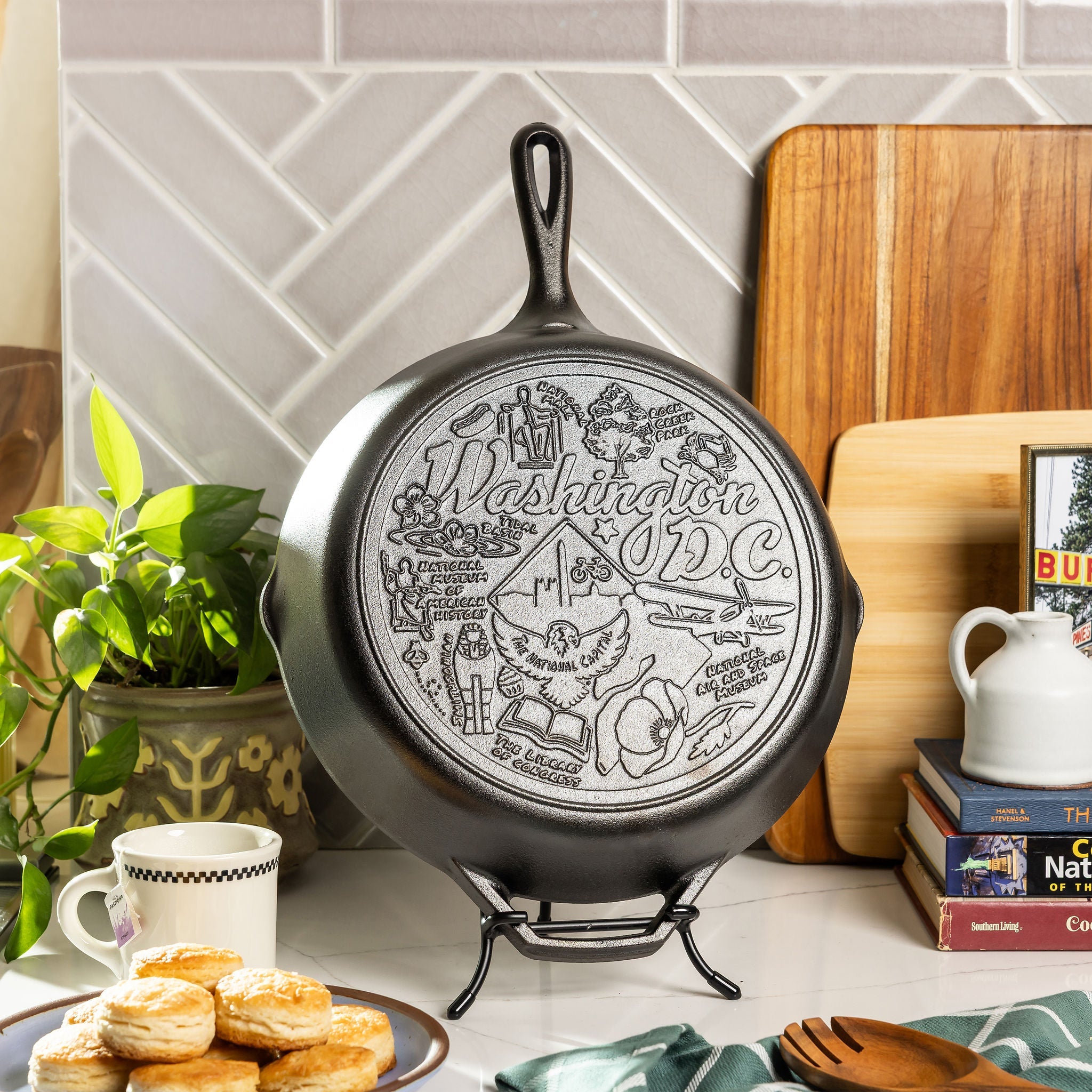Lodge Heritage American Road Trip: 12 Inch Seasoned Cast Iron Skillet, Washington, D.C. - Image 2