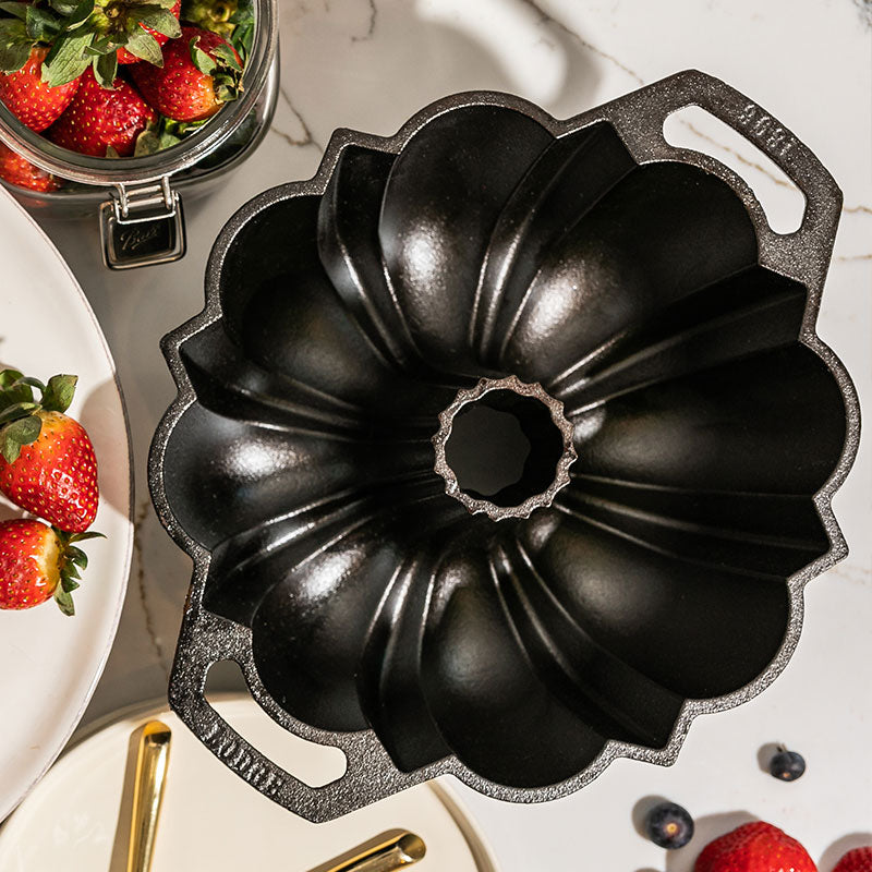 Lodge Heritage Seasoned Cast Iron Fluted Cake Pan - Image 3