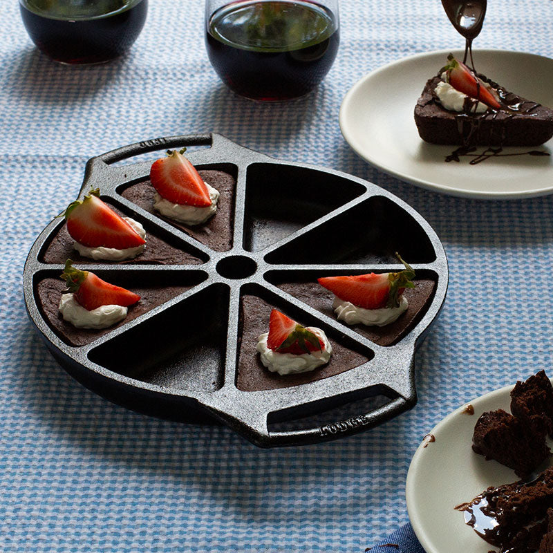 Lodge Heritage Seasoned Cast Iron Wedge Pan - Image 3