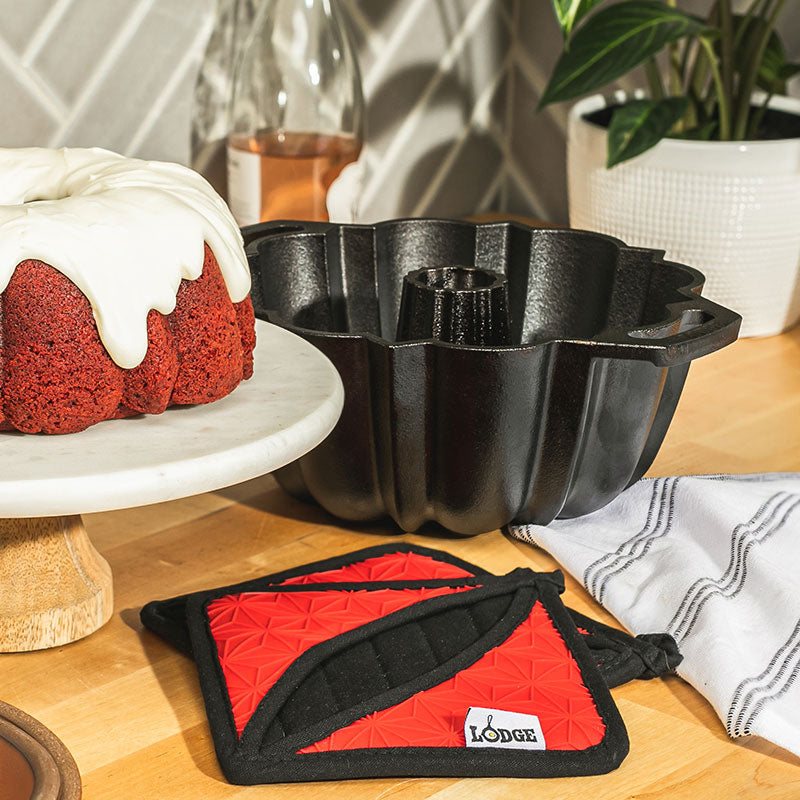 Lodge Heritage Cast Iron Fluted Cake Pan with Red Potholders - Image 3